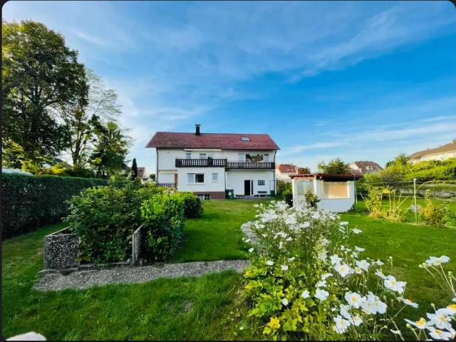 2 Familienwohnhaus mit großem Garten/Bauplatz