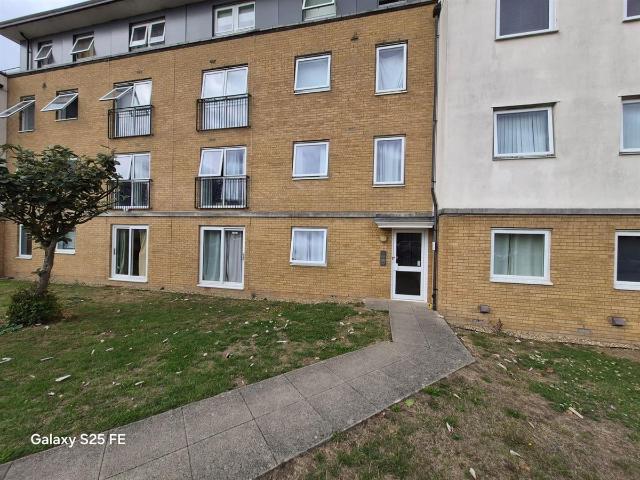 2 Galleries Court, Kenway, Southend On Sea SS2, 2 bed flat to rent, £1,300 pcm | PrimeLocation