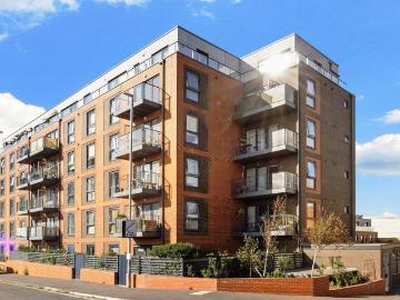 2 Goldstone Lane, Hove BN3 3 bed flat to rent £2,150 pcm £496 pw