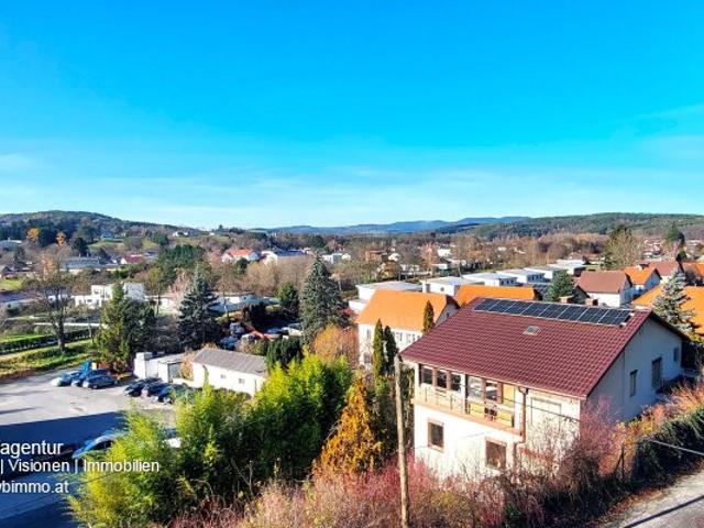 2 große Häuser nebeneinander, Fernblick, angrenzender Wald optional