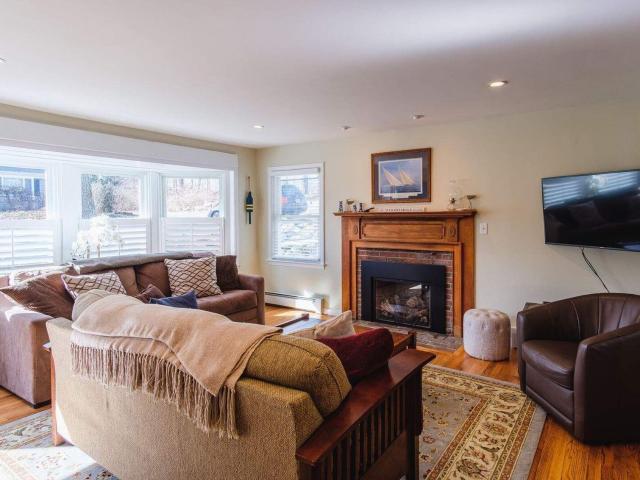 2 Huettner Road, Woods Hole, US, MA