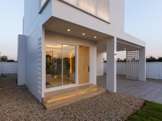 2 หลังสุดท้าย!บ้านโมเดิร์น มินิมอล 2 ชั้น แปลงมุม ทำเลดีพิกัด แยกกองทราย เชียงใหม่ T. 063 6649