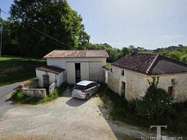 2 habitations de 110 m² et 85 m² à Saint Front d'Alemps 195m² Saint Front d'Alemps