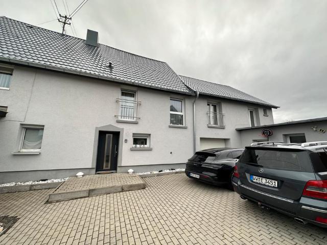 2 Häuser ca. 220 m² Garage, Garten und Büro Viel Platz!