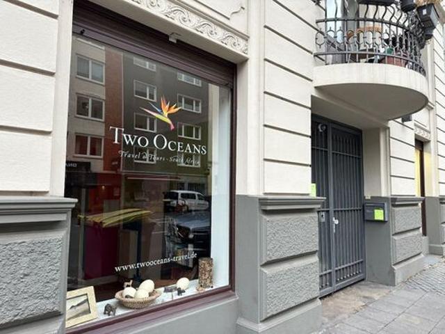 2 helle Laden Bürofläche mit zwei Eingängen in Köln Neustadt Süd. Ideal für Coworking, Start ups oder Agenturen. Ab 01.07.2026 frei, aktuell als Shared Office mit Reisebüro genutzt