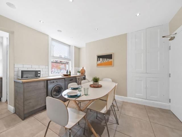 2 Hessle Mount, Hyde Park, Leeds, LS6. 4 bed terraced house to rent £2,600 pcm £600 pw