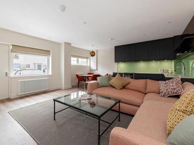 2 Hollywood Mews, London, SW10 9HU, United Kingdom | 3 bed townhouse for rent #138512428 | Rentberry