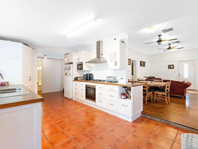2 HOMES IN ONE ON A MASSIVE 911SQM R20 BLOCK!