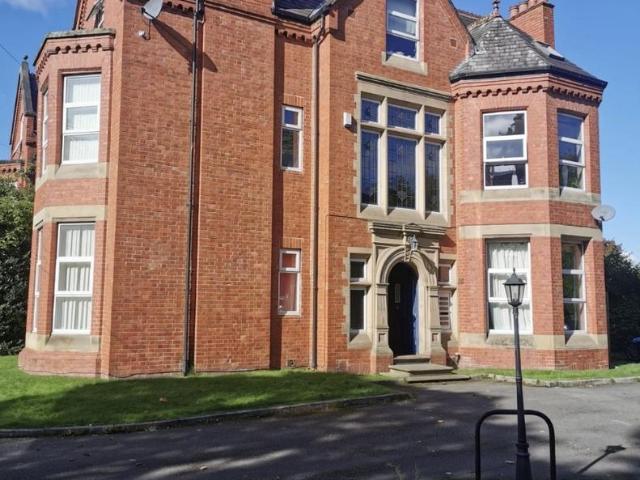 2 Irlam Road, Urmston, M41 2 bed apartment to rent £1,200 pcm £277 pw