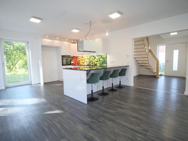 2 Jahre altes Niedrigenergie Traumhaus am Waldrand Smart Home!