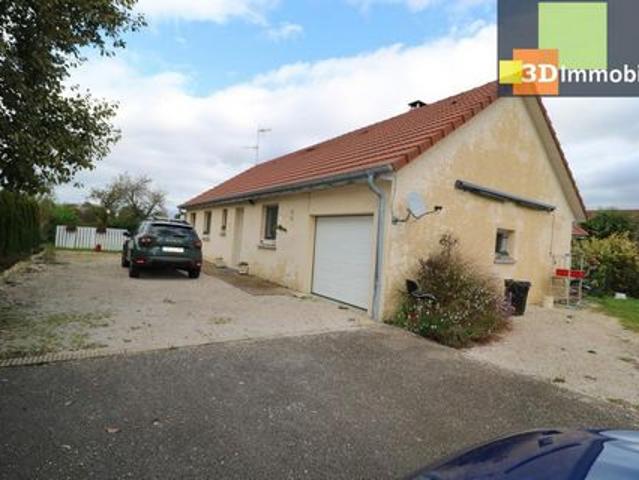 2 kms de Chaussin, dans village sympathique vends agréable maison récente de plain pied, 6 pièces, sur 1501m² de terrain clos