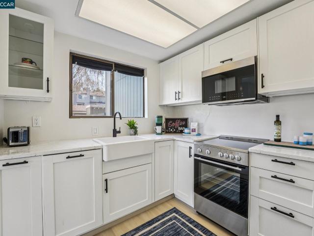 2 Lakeview Ct