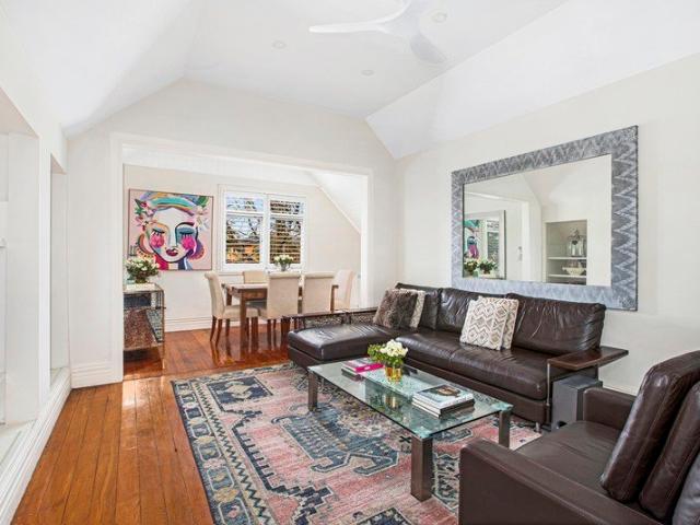 2 Level Picture Perfect Fully Furnished Residence Just Roll Your Suitcases In