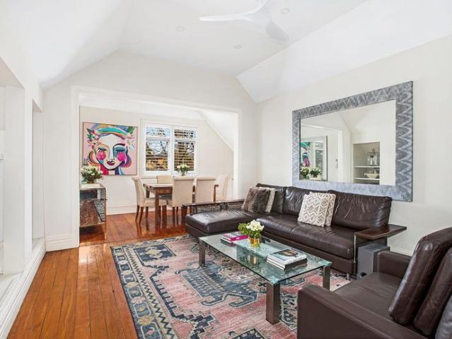 2 Level Picture Perfect Fully Furnished Residence Just Roll Your Suitcases In