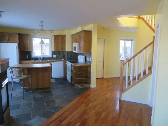 2 Level 1750 ft 3 BR 2.5 Bath Excellent Views — 3 Bedrooms+ Den Main Floor