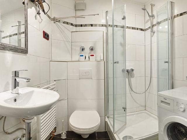 2 living/bedrooms, 2 bathrooms, kitchen, corridor for 2 to 4 people, Dortmund Amsterdam Apartments for Rent