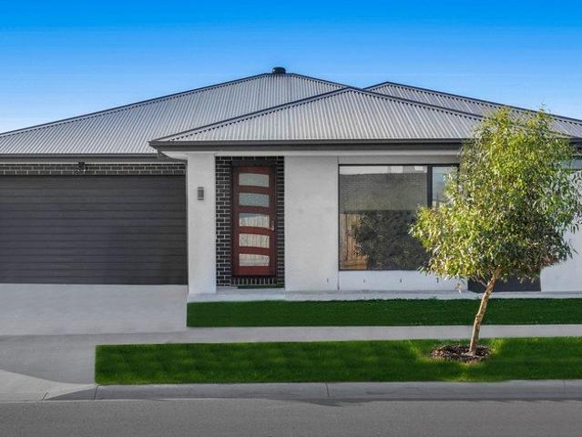 2 LIVINGS | BIG ROOMS | UPGRADED | AFFORDABLE