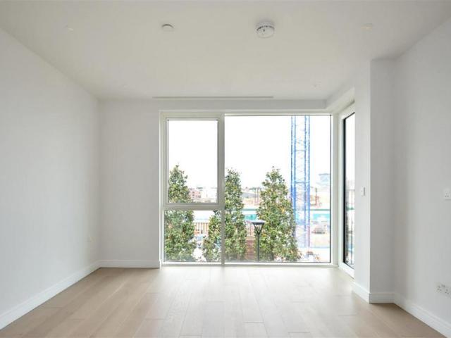2 Lockgate Road, London SW6 1 bed apartment to rent £2,650 pcm £612 pw
