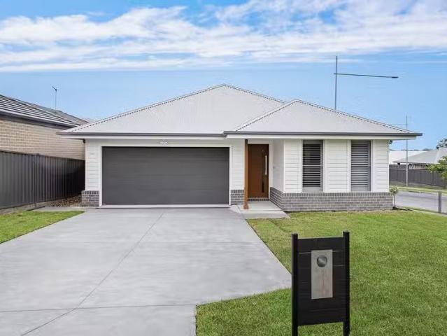 2 Lockheed Hudson Drive, Horsley, NSW 2530 House for Rent
