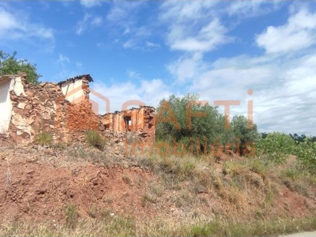 2 Lotes urbanos com ruínas