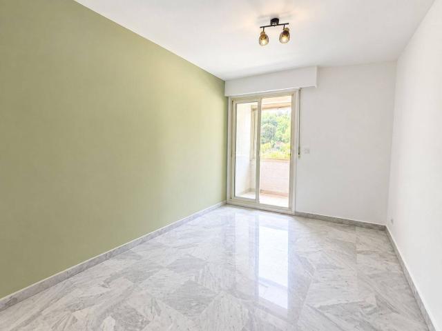 2 PIECE VIDE AVEC TERRASSE ET GARAGE