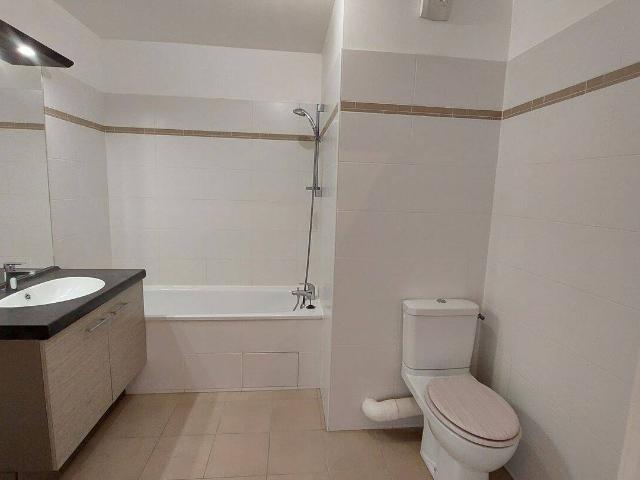 2 pièces 45m2 + 3m2 balcon + cave + parking dans résidence arborée récente