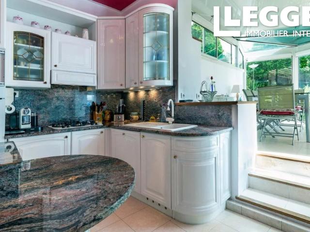 2 pièces 91m² sur jardin arboré 420m². 1 chambre et SdB. Cave 55m² et garage