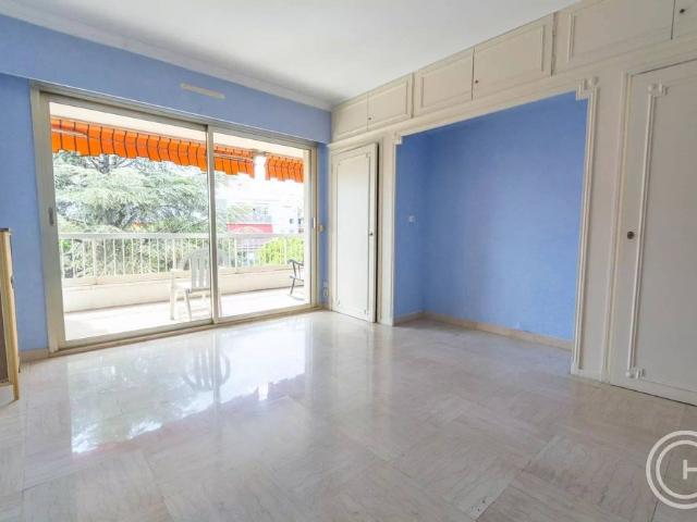 2 PIECES VIDE AVEC GARAGE DANS UNE RESIDENCE SENIOR 5 AV MICHEL DE CIMIEZ