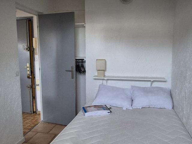 2 PIECES A LOUER MEUBLE Bdv Carlone