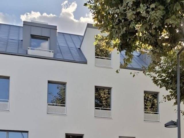 2 PIECES AVEC UN MAGNIFIQUE BALCON D'ANGLE