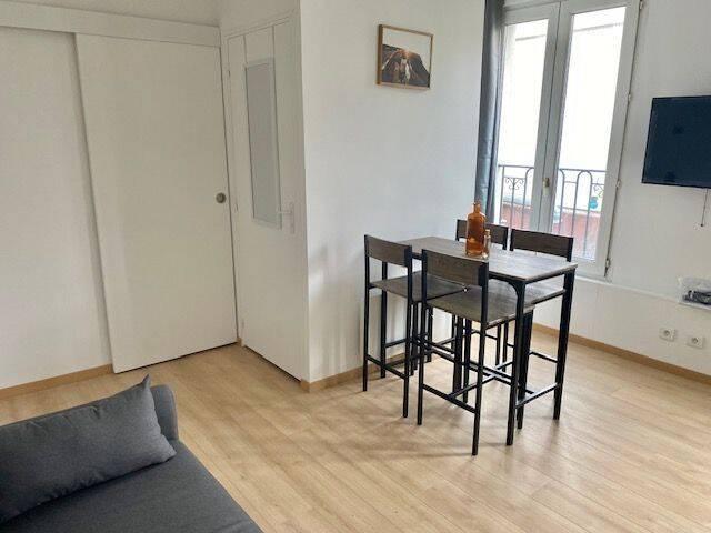 2 PIECES MEUBLES SUR COUR ET LUMINEUX
