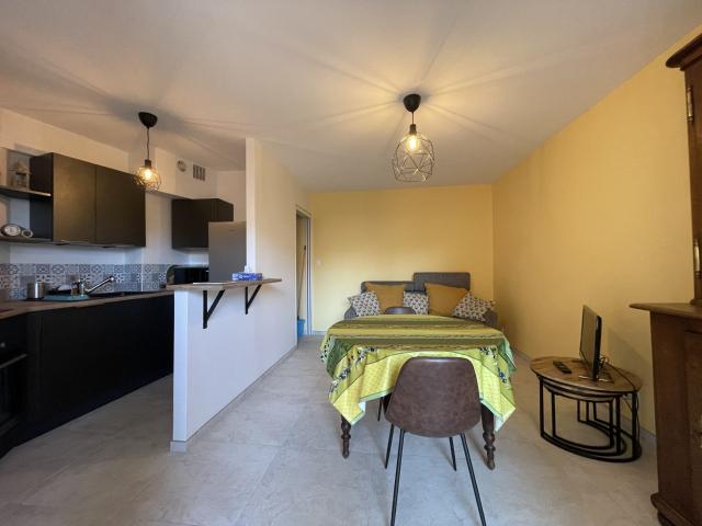 2 PIECES PLEIN CENTRE PROCHE PLAGES EN LOCATION SAISONNIERE PRIX A TITRE INDICATIF