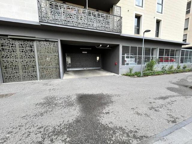 2 PLACES DE PARKING Bas Cenon Près de ligne A et à 50 mètres de l'arrêt SNCF de Cenon