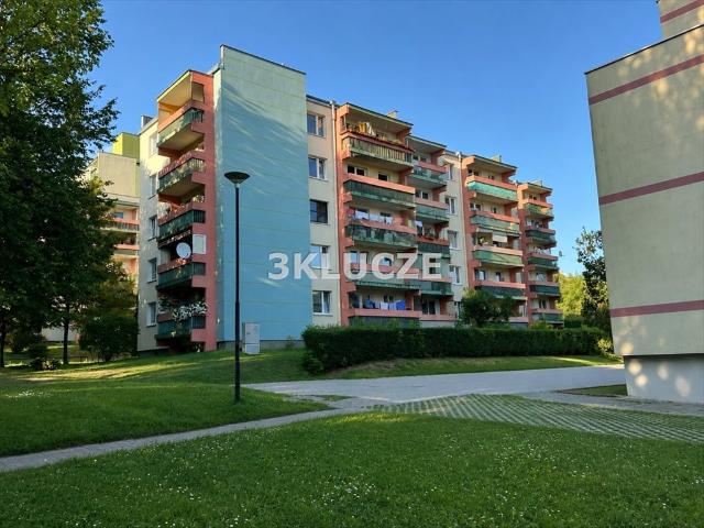 2 pokojowe mieszkanie z dużym balkonem i zielonym widokiem