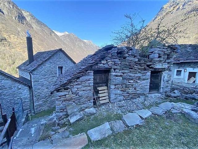 2 Rustici zum Ausbauen mit Sitzplatz / zwei Rustici zum Renovieren mit Hof