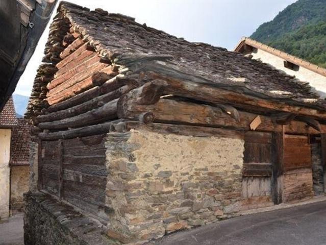 2 Rustici zum Ausbauen im Dorfkern / 2 Rustici im Kern zu renovieren in ruhiger und sonniger Lage
