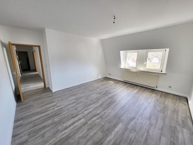 2 Raum Dachgeschoß Wohnung neu renoviert
