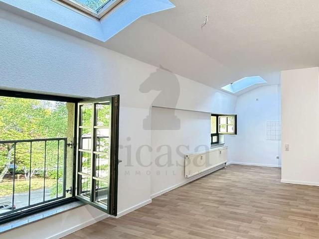 2 Raum DG Wohnung frisch renoviert! Helle Wohnküche, Gartenblick & bequem mit Fahrstuhl erreichbar