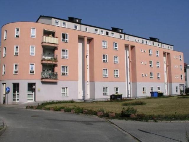 2 Raum mit Balkon und Fahrstuhl