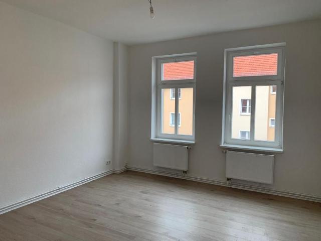 2 Raum Wohnung in ruhiger Lage 2. OG links mit Balkon und sehr großer Küche