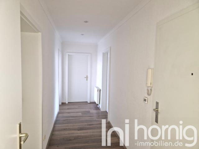 2 Raum Wohnung m. großem Balkon in zentraler Lage