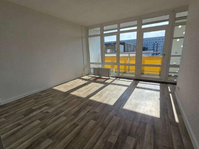 2 Raum Wohnung mit Aufzug & Balkon im Zentrum
