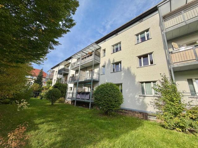 2 Raum Wohnung mit Balkon, Badewanne & Parkett Fußboden