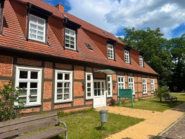 2 Raum Wohnung mit Einbauküche und Tageslichtbad mit Dusche. !