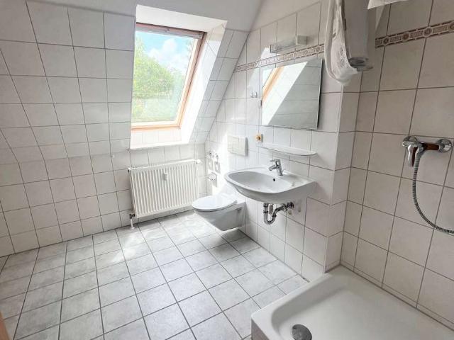 2 Raum Wohnung mit Einbauküche und Tageslichtbad mit Dusche. !