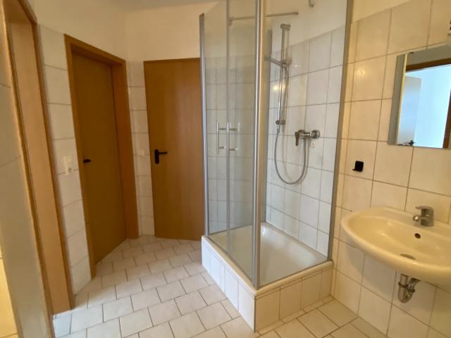 2 Raum Wohnung mit Küchenzeile und kleinem Balkon Bad mit Wanne und Dusche