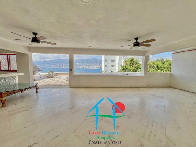 2 recámaras, terraza con jacuzzi, asoleadero y vista al mar