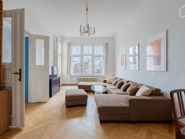 2 room Altbau appartment with sunny balcony for a prestigious lifestyle on Prager Platz