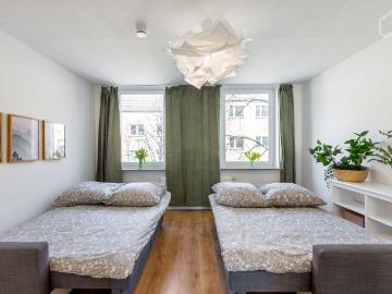 2 room apartment: central, newly renovated and beautiful close to the beaches, Rheinpark, exhitibition center and train station, Koln Amsterdam Apartments for Rent