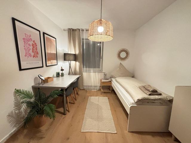 2 room apartment, free parking, top location, next zu hospital, Hannover Amsterdam Apartments for Rent